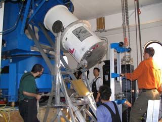 positioning the cryostat above the loader