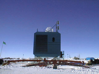 Elevated dorm topped by the SPTR antenna