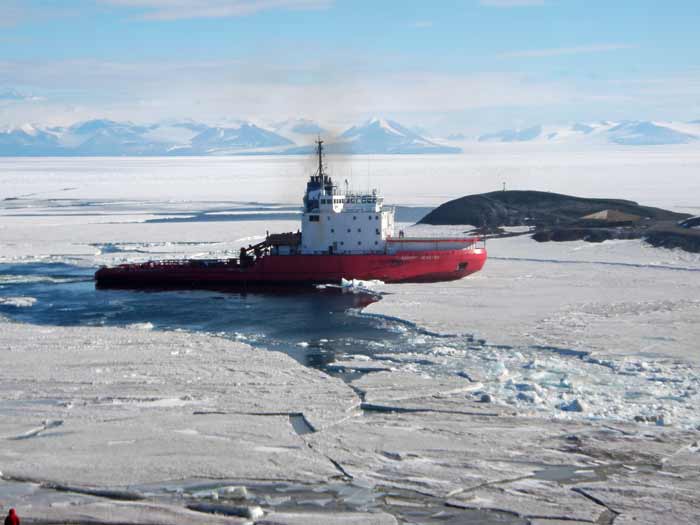 the icebreaker Vladimir Ignatyuk at McMurdo, 26 January 2012