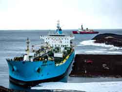 Maersk Peary arriving at the ice pier