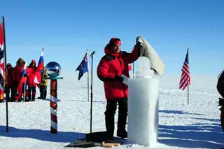 Unveiling the ice bust of Amundsen