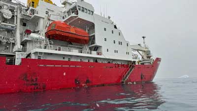 approaching Noosfera in Zodiacs